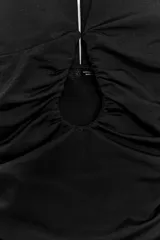 Body de cuello halter con espalda descubierta, confeccionado en poliamida. Presenta un diseño drapeado en los laterales y una abertura frontal con detalle metálico. Posee cierre con botones a presión en la parte inferior y lazada en el cuello.