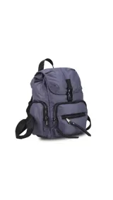 Mochila de nylon color gris azulado, con tapa superior y cierre de broche metálico. Cuenta con un bolsillo frontal con cierre y bolsillos laterales con cierre, además de correas regulables para la espalda y asa superior de mano.