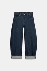 Jeans ZARA Woman Collection balloon fit de tiro medio, en tejido denim color azul oscuro con efecto lavado. Presenta diseño de cinco bolsillos, cierre frontal con cremallera y botón, y botamangas con doblez ancho.