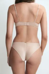 Bombacha tipo vedetina de satén color beige, con detalle de puntilla floral en la cintura.
