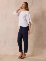 Blusa de gasa con estampado geométrico en tonos negro, gris y celeste. Tiene cuello redondo y mangas 3/4 amplias con abertura y botón.