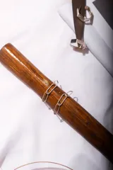 Par de aros colgantes plateados con eslabones rectangulares.