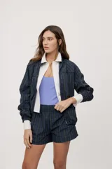 Short negro de tiro medio con cintura elastizada, calce relajado y franjas laterales en contraste.