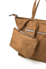 Cartera tipo shopper color negro con doble asa de mano, cierre superior y un pequeño monedero o neceser desmontable con cierre colgando del lateral.