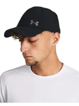 Gorra deportiva Under Armour de perfil bajo, confeccionada en tejido elástico ligero y duradero. Cuenta con paneles laterales perforados para mayor transpirabilidad, banda interior Iso-Chill que disipa el calor y cierre ajustable con velcro. Incluye logotipo reflectante en el frente.