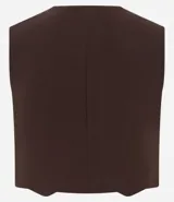 Chaleco slim color marrón, confeccionado en crepé, con escote en V y abotonado frontal.