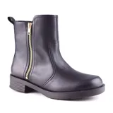 Bota corta de cuero color marrón con cierre lateral dorado.