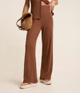 Pantalón pantalona femenino Marfinno de corte amplio y fluido, confeccionado en tejido acanalado con textura vertical y cintura elástica.