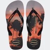 Ojotas Havaianas con base estampada con un paisaje de playa al atardecer con palmeras.
