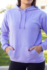 Canguro negro con capucha y cordones ajustables, bolsillo tipo canguro y logo pequeño en el pecho.