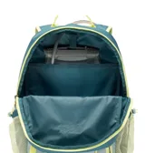 Mochila Columbia Echo Mountain de 25 litros, color azul verdoso con detalles en amarillo neón y gris claro. Cuenta con un compartimento principal, un bolsillo frontal con cierre de velcro, un bolsillo exterior con cierre, dos bolsillos laterales de malla para botellas de agua y múltiples asas de agarre. Incluye correas de hombro ajustables y una correa de esternón con silbato de rescate.