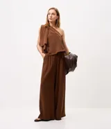 Pantalón recto color marrón de Marfinno, confeccionado en viscosa y poliéster, con cintura estructurada, pinzas delanteras y bolsillos.