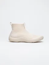 Zapatilla tipo bota color beige, con puntera dividida y confeccionada en tejido Tencel.