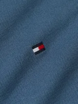 Chomba azul de Tommy Hilfiger con cuello tipo chomba, cartera de dos botones y logo bordado en el pecho.