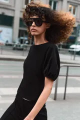 Top de algodón color negro con cuello redondo y mangas cortas abullonadas con terminación elástica.