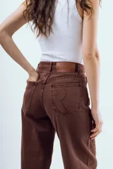 Jeans slouchy balloon de tiro alto en color marrón, con diseño abotinado y costuras curvas en las piernas.