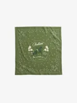 Pack de tres bandanas cuadradas de algodón reciclado, con estampado de rodeo de inspiración vintage. Los colores visibles son rojo, azul claro y verde oliva.