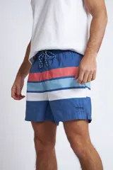 Short de baño Mistral con diseño de rayas horizontales en tonos azul, rojo y blanco. Cuenta con cintura elástica con cordón ajustable, bolsillos laterales y logo bordado en la parte inferior.