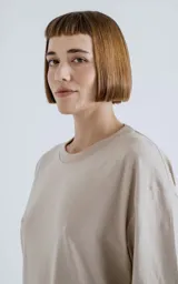 Remera de corte crop y calce oversize, con hombros caídos, confeccionada en algodón premium americano color beige claro. Posee cuello redondo rib al tono y doble costura.