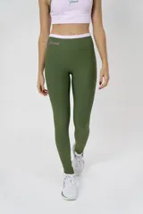 Calza deportiva larga color verde militar, de tiro alto.