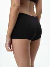 Boxer femenino de tiro alto confeccionado en microfibra seamless, con diseño de cobertura completa y refuerzo en la entrepierna para mayor comodidad.