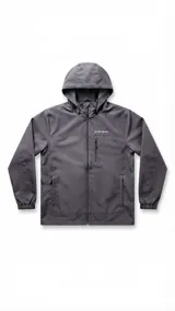 Campera impermeable gris con capucha incorporada, bolsillos frontales y en el pecho con cierre, y puños elásticos.