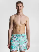 Short de baño celeste con estampado de motivos náuticos en rojo, blanco y azul.