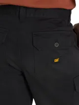 Short cargo negro con bolsillos laterales utilitarios con solapa y botones, tiro medio y cierre de cremallera.