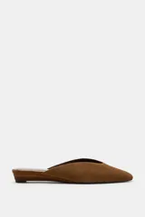 Zapato tipo mule destalonado de ante color marrón, con tacón bajo tipo cuña y punta cuadrada.