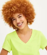 Remera azul de algodón con cuello en V y bolsillo en el pecho.