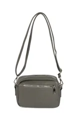 Bandolera color beige con correa extensible y múltiples cierres frontales.