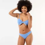 Top bandeau de bikini azul con nudo frontal y pespuntes decorativos en color blanco. Cuenta con tirantes finos regulables.