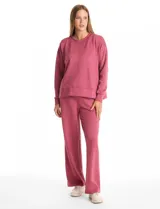 Buzo deportivo de cuello redondo, con hombros caídos y mangas largas con puños. Presenta costuras decorativas tipo pespunte en la parte frontal y en las mangas, con un diseño de ruedo recto y tajos laterales.