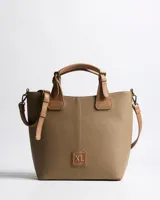 Cartera tipo tote XL de símil cuero con textura granulada en color verde, con dos asas de mano y correa bandolera regulable y desmontable en tono suela. Cuenta con cierre superior, costura central decorativa y parche frontal con logo en relieve.