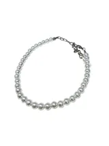 Gargantilla compuesta por perlas de vidrio esmaltadas de color blanco perlado, con cadena de extensión metálica y cierre de mosquetón.