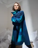 Tapado de lana merino afieltrada color azul con degradado a verde esmeralda. Diseño desestructurado con bolsillos laterales.