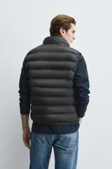 Chaleco acolchado de hombre color negro, con diseño puffer, cuello alto y cierre frontal con cremallera.