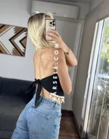 Top strapless color crudo, con detalle de puntilla y caracoles en el ruedo.