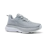 Championes deportivos color gris claro, con capellada de tejido de punto y suela gruesa blanca con detalles en gris.