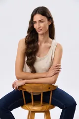 Musculosa de algodón blanca con pequeño estampado floral y volados en los tirantes, de corte clásico.