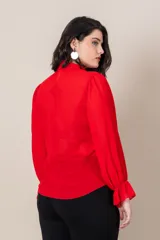Blusa roja de gasa italiana con cuello plisado y mangas largas amplias terminadas en volado.