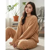 Conjunto de pijama de dos piezas confeccionado en plush suave con textura de ochos. Incluye una remera de manga larga con cuello redondo y un pantalón de corte recto con cintura elástica.