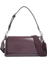 Cartera de hombro Calvin Klein color borgoña, con correa de hombro fina y correa bandolera ancha con logo de la marca.