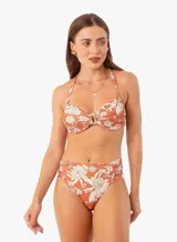Conjunto de bikini color ladrillo con estampado floral en blanco. El corpiño es tipo halter con nudo central y la bombacha es de tiro alto con frunces laterales.