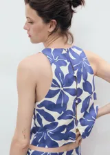 Top cropped de cuello redondo y sin mangas, con estampado floral en tonos azul y blanco.