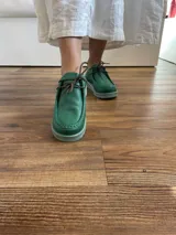 Zapato acordonado de cuero negro con suela de goma.