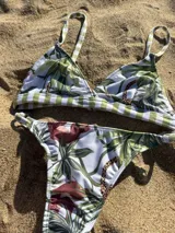 Conjunto de bikini con corpiño fijo con estampado de leopardo y flores, y bombacha less regulable.