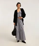 Cardigan largo de chenille con textura acanalada, manga larga y bolsillos delanteros. Presenta un diseño abierto y versátil, ideal para diversas ocasiones.
