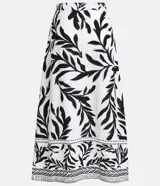 Pollera midi color blanco con estampado de hojas negras, cintura alta y corte recto.