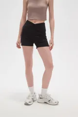 Short deportivo de poliamida color negro, con diseño ajustado al cuerpo y cintura cruzada en V.